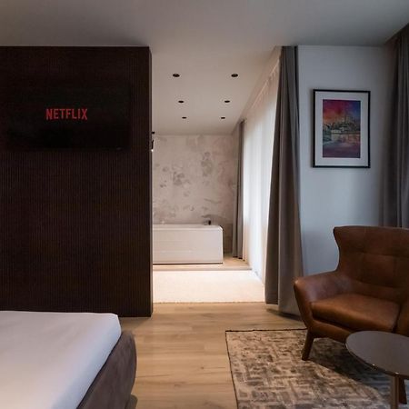 Emery Hotel Приштина Экстерьер фото
