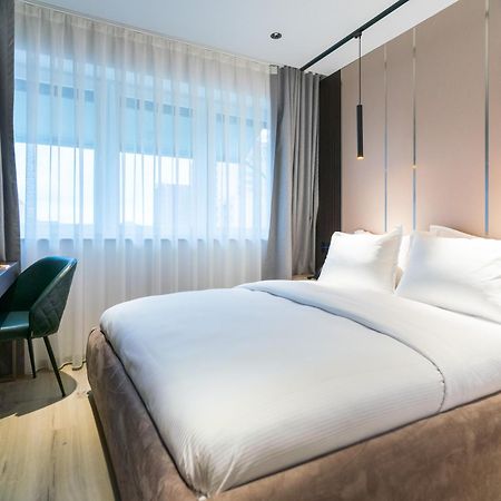Emery Hotel Приштина Экстерьер фото