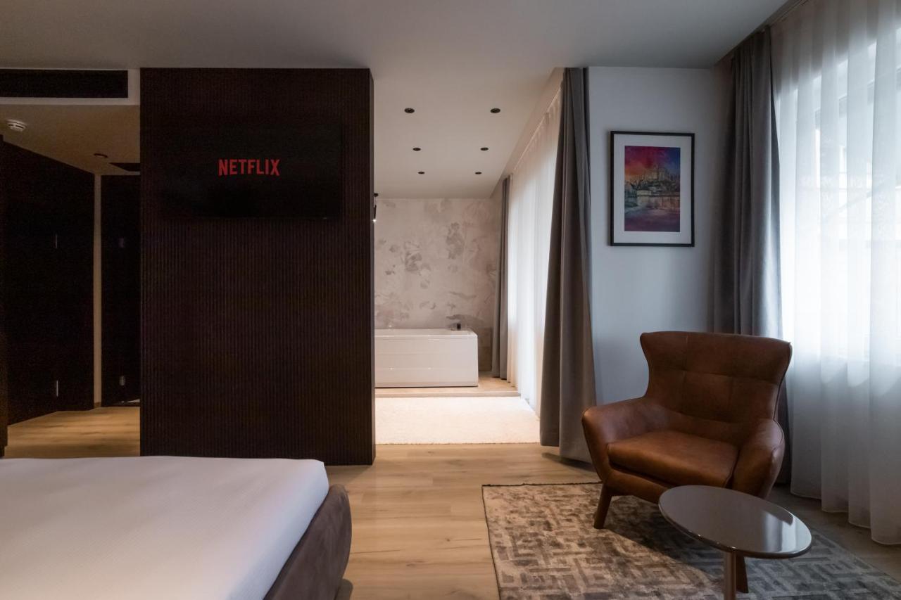 Emery Hotel Приштина Экстерьер фото
