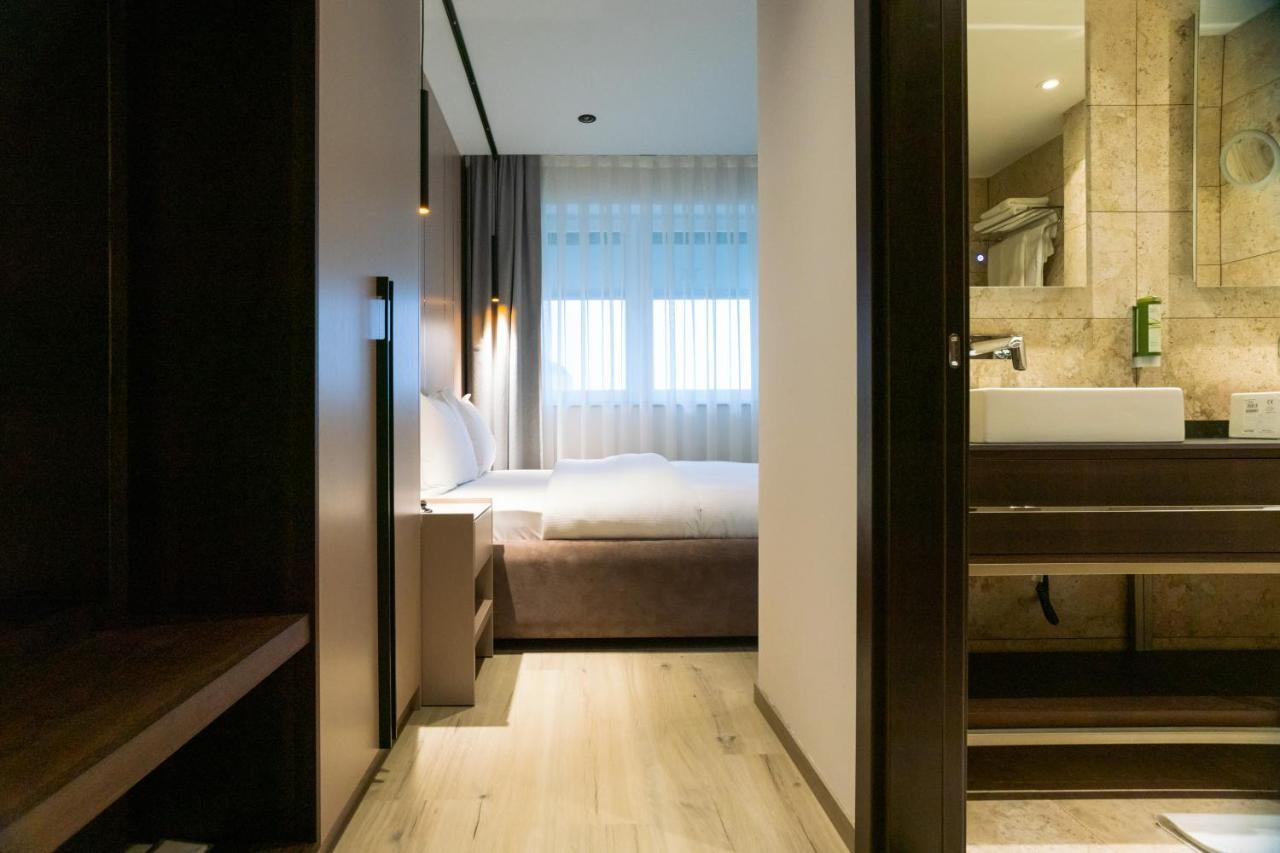 Emery Hotel Приштина Экстерьер фото