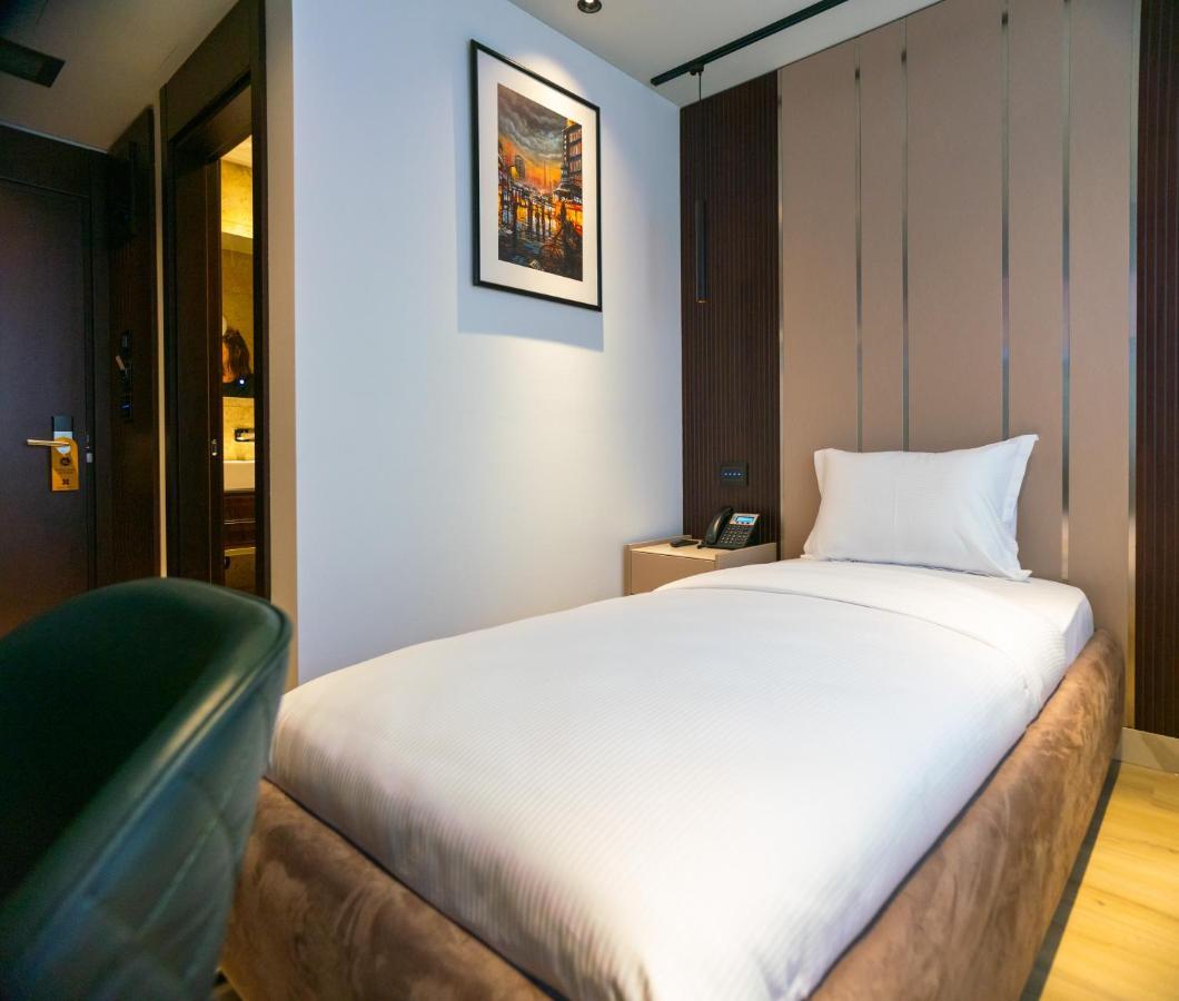 Emery Hotel Приштина Экстерьер фото