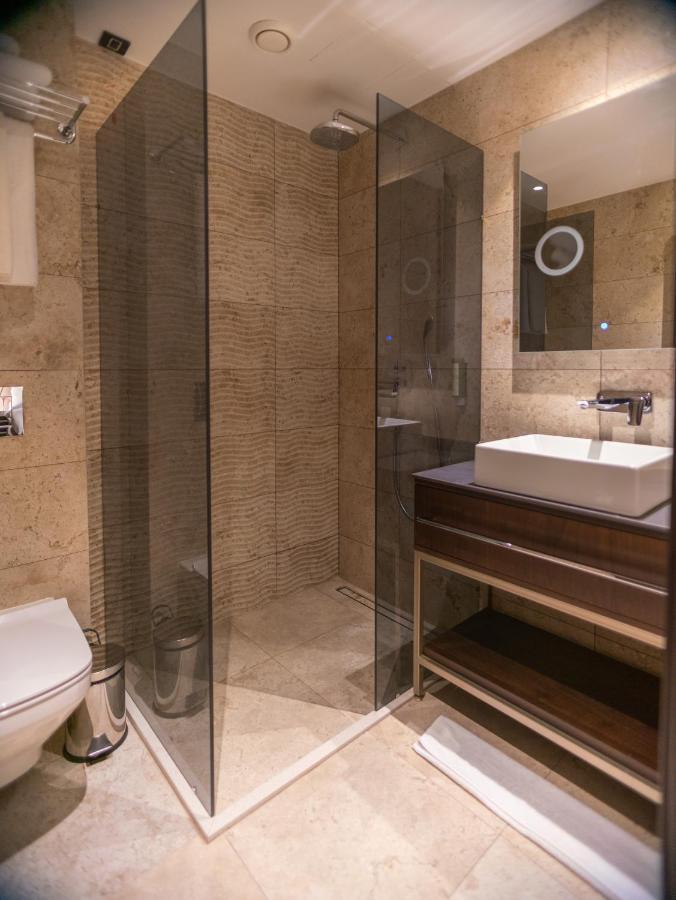 Emery Hotel Приштина Экстерьер фото
