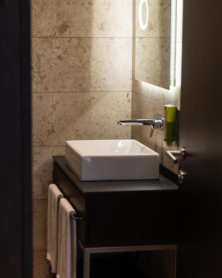 Emery Hotel Приштина Экстерьер фото