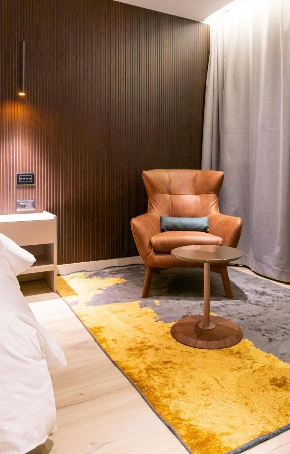 Emery Hotel Приштина Экстерьер фото