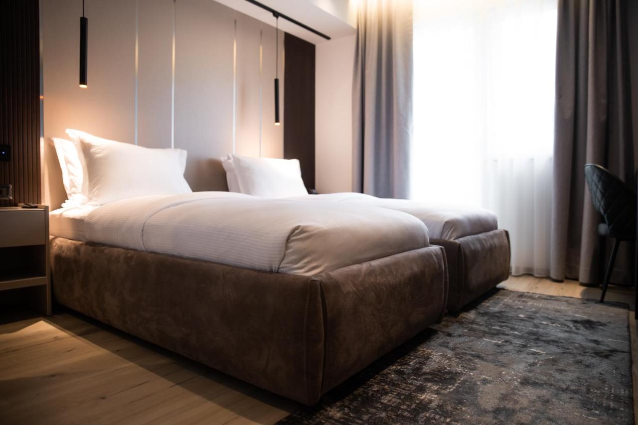 Emery Hotel Приштина Экстерьер фото