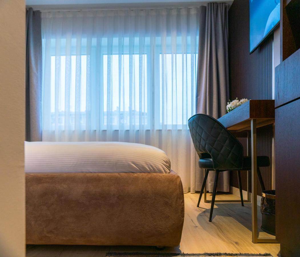 Emery Hotel Приштина Экстерьер фото