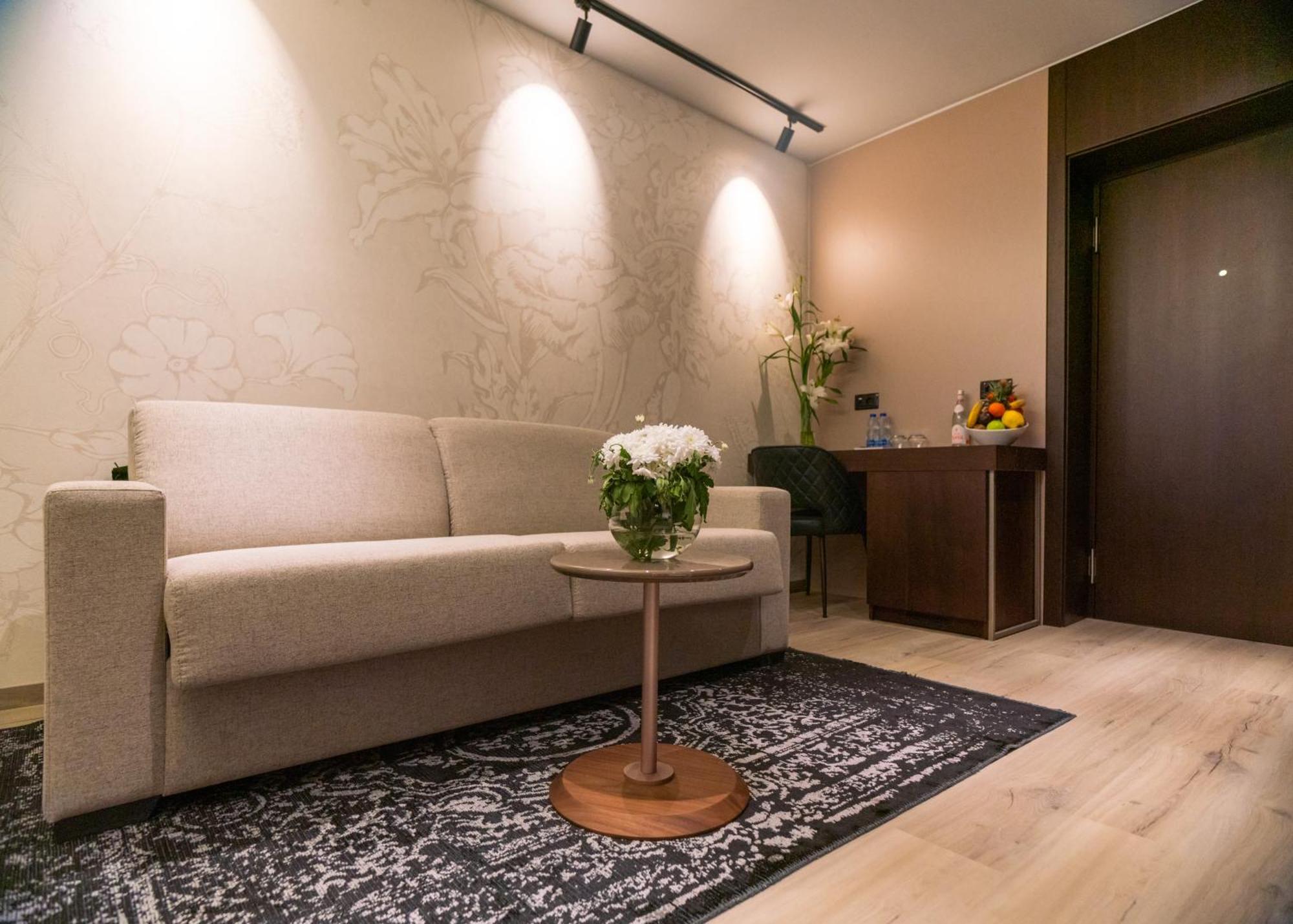 Emery Hotel Приштина Экстерьер фото