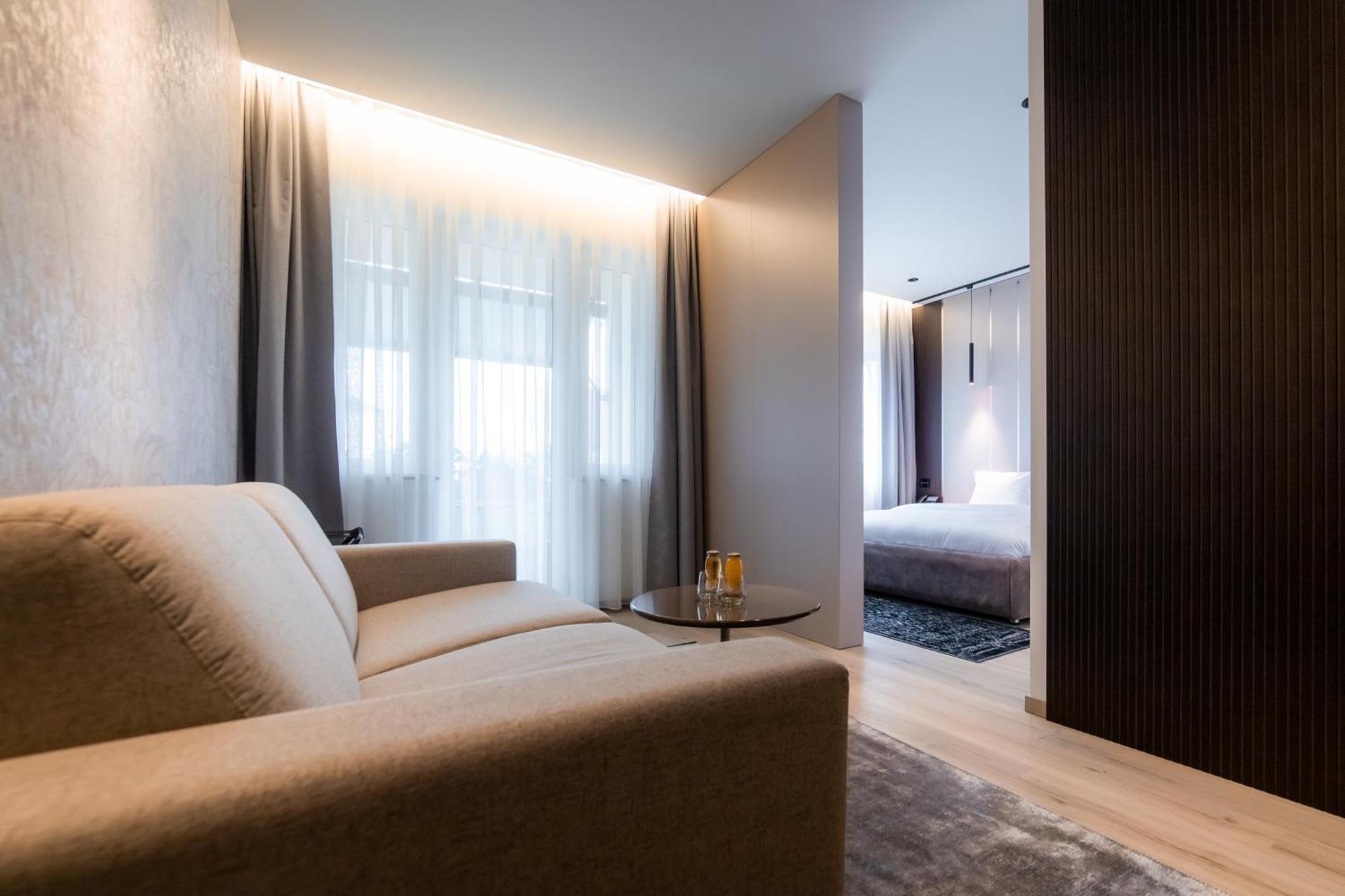 Emery Hotel Приштина Экстерьер фото