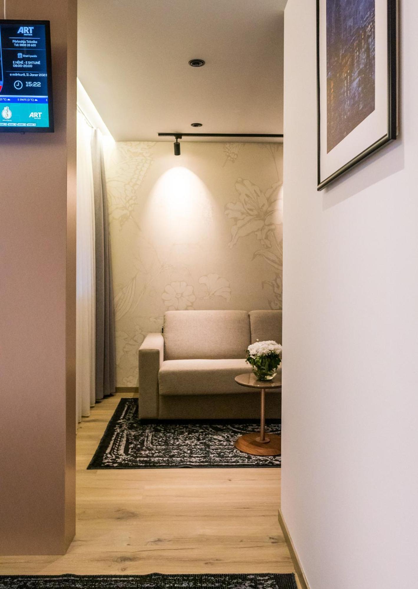 Emery Hotel Приштина Экстерьер фото