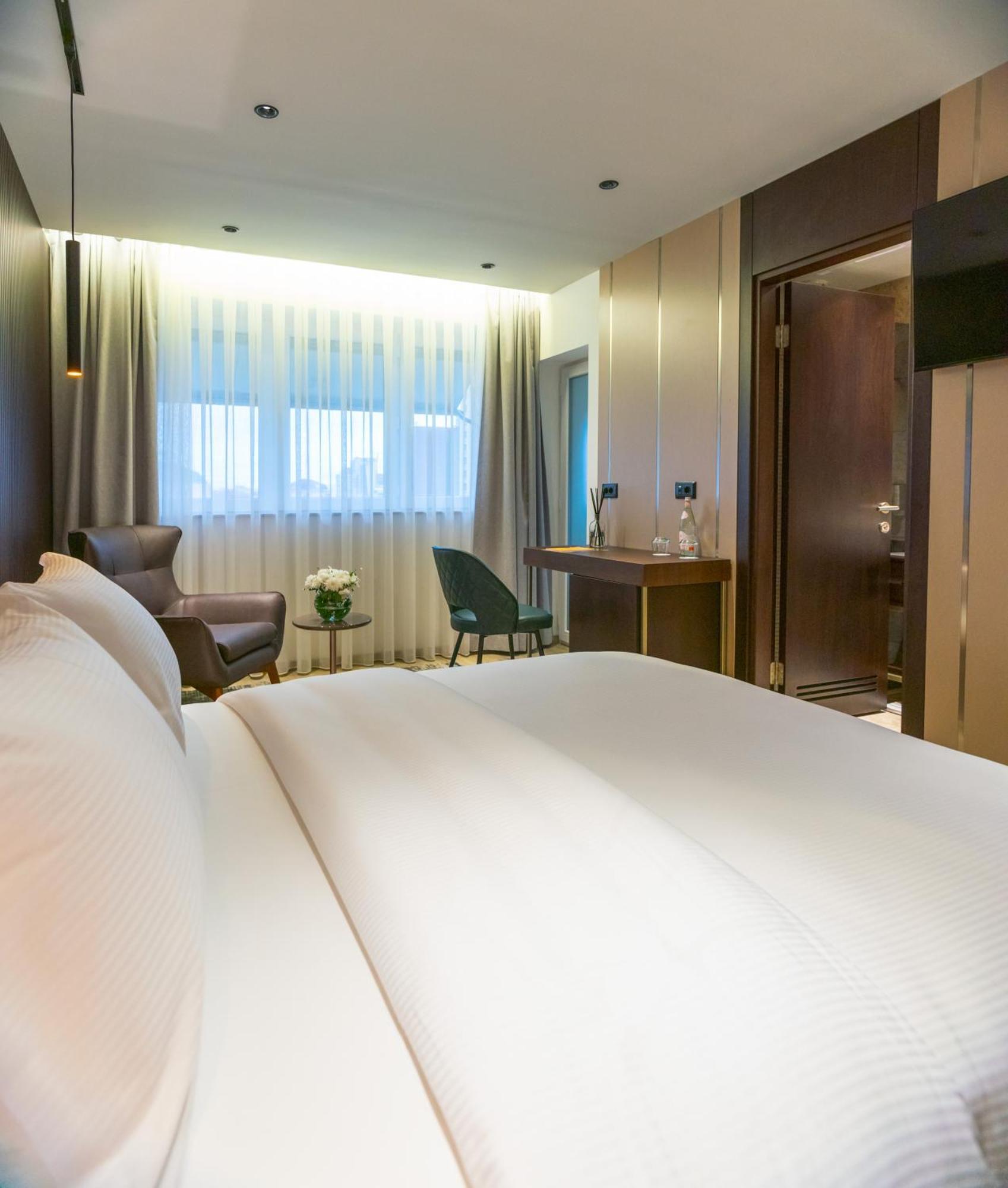 Emery Hotel Приштина Экстерьер фото