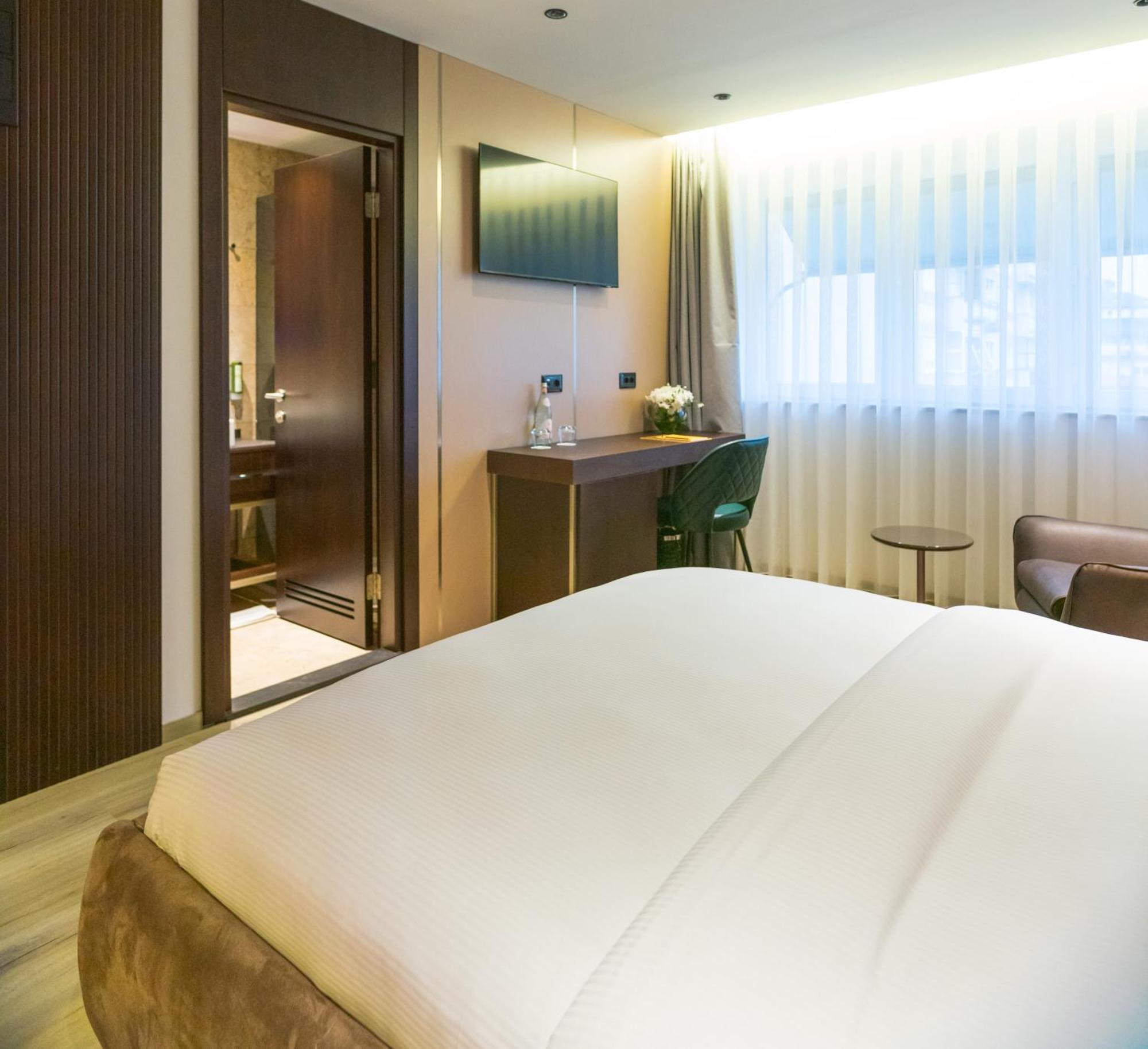 Emery Hotel Приштина Экстерьер фото